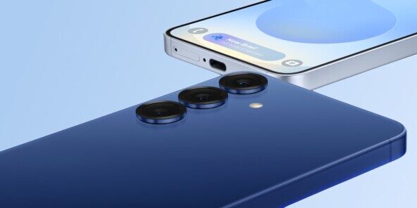 Смартфон с тройной камерой и современным дизайном на синем фоне.