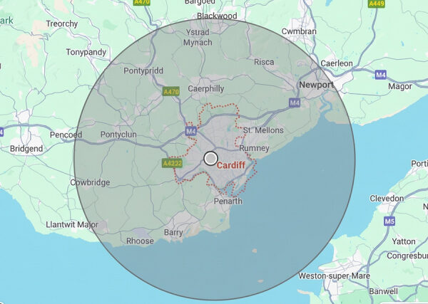 Карта Кардиффа с обозначенной окружностью радиусом вокруг города.