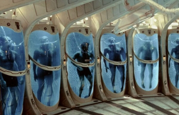 Криокамеры с людьми в фантастическом интерьере космического корабля.