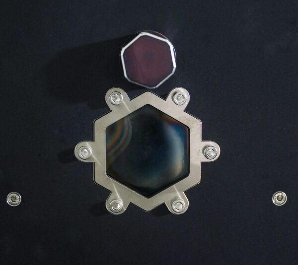 Теперь процесс открытия новых материалов с помощью ИИ должен перейти в реальный мир. 4 Шестиугольное окно на боковой стороне черного ящика