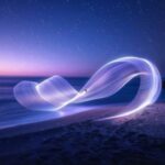 Световая абстракция над морем на фоне звездного неба ночью.