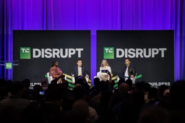 Панельная дискуссия на конференции TC Disrupt, четыре докладчика на сцене.