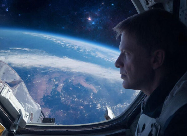 Вид на Землю из космоса через иллюминатор корабля, звезды на фоне.