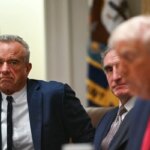 Официальное мероприятие в конференц-зале; мужчины обсуждают что-то важное.