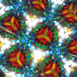 Абстрактный узор калейдоскопа с яркими цветами: красным, синим, зелёным и жёлтым.