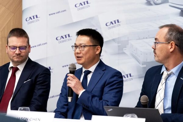 Экологические издержки и последствия для прав человека инвестиций Китая в чистую энергетику за рубежом. 6 Джейсон Чен, генеральный директор CATL Europe Operations, выступает на пресс-конференции в Дебрецене, Венгрия, 20 ноября 2024 года.