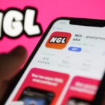 Телефон с приложением NGL на экране, розовый фон с логотипом NGL.