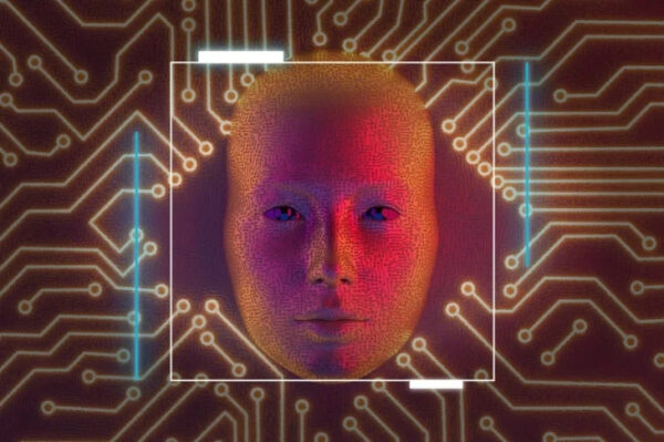 Цифровое лицо на фоне плат; концепция искусственного интеллекта и технологий.