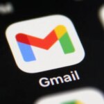 Иконка приложения Gmail на экране смартфона, красочное письмо "M".