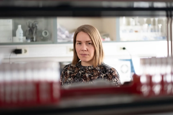 Изображение может содержать фотографию лица и головы взрослого человека со светлыми волосами и портрет.