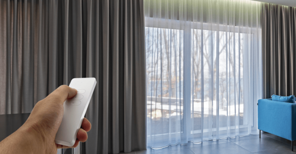 Пульт для управления шторами в современном интерьере гостиной с панорамным окном.