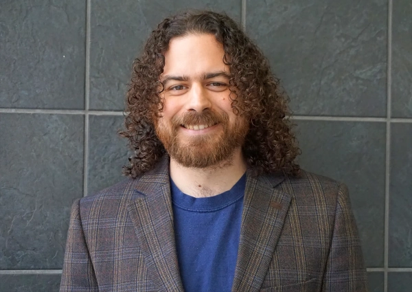 Фотография Марко Кармосино в синей рубашке и пиджаке.