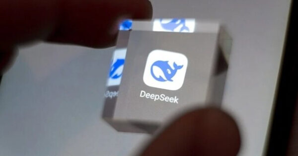 Логотип DeepSeek на экране смартфона, увеличенный через прозрачный куб.