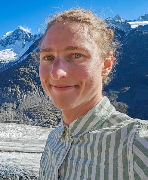 Изображение может содержать: Дэвид Нельсон, светлые волосы, часть тела, лицо, голова, шея, счастливая улыбка, фотография и портрет.