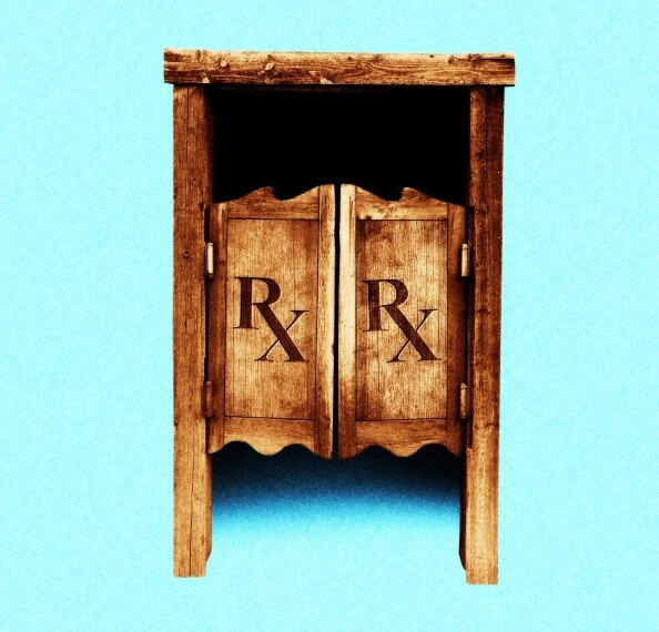 Деревянные ребристые двери с символом "Rx" на голубом фоне.