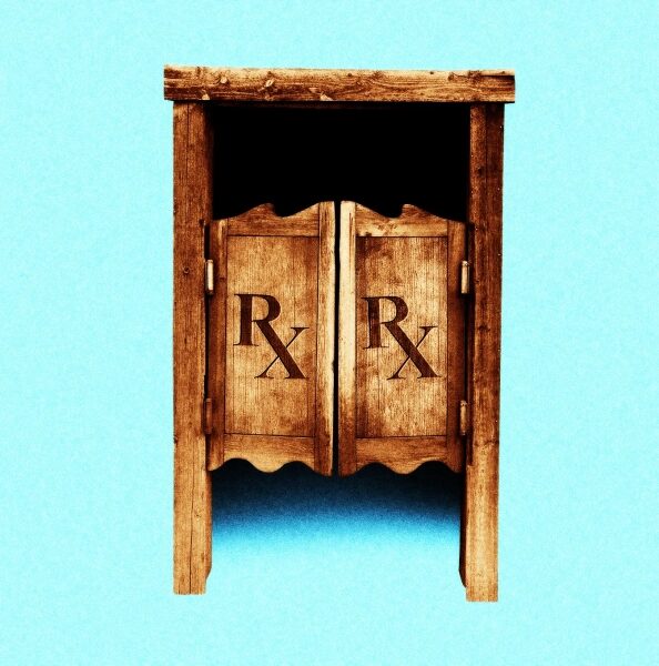 Деревянные ребристые двери с символом "Rx" на голубом фоне.