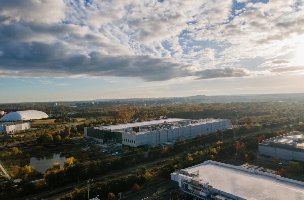 Вид на индустриальный парк с высоты, облака и солнечный свет в осенний день.