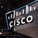 Логотип Cisco на выставке, современный дизайн, освещение сцены.