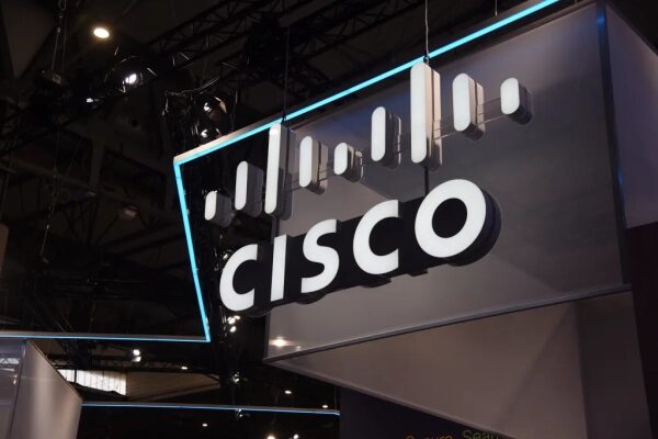 Логотип Cisco на выставке, современный дизайн, освещение сцены.