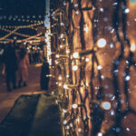 Уличные гирлянды в зимнюю ночь, создающие праздничную атмосферу на улице.