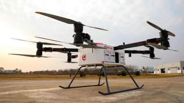 Большой промышленные дрон на летном поле в солнечный день.