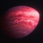 Розовая экзопланета на фоне космоса с облаками на поверхности.