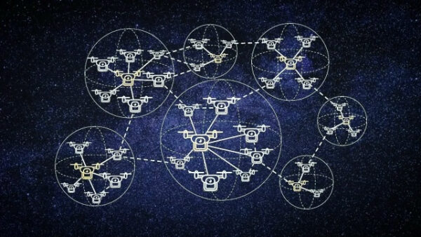 Схема сети дронов, соединенных в группы на фоне звездного неба.