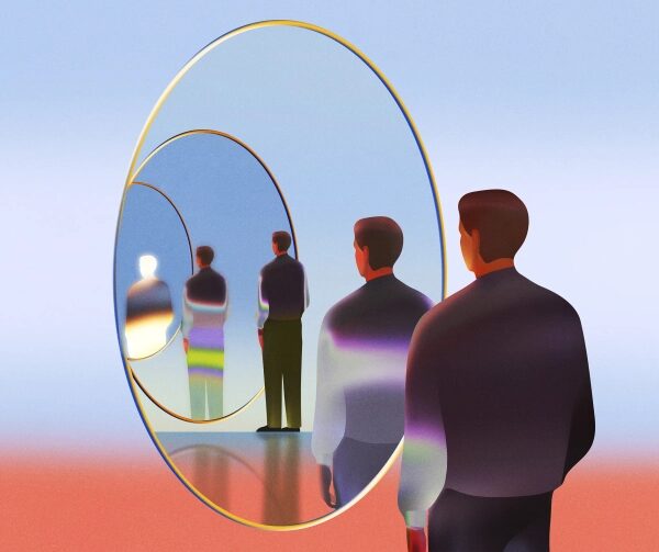 Человек перед зеркалами, создающими бесконечное отражение, абстрактный фон.