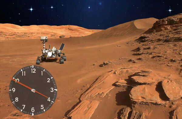 Марсоход на поверхности Марса под ночным небом, с наложенными часами.