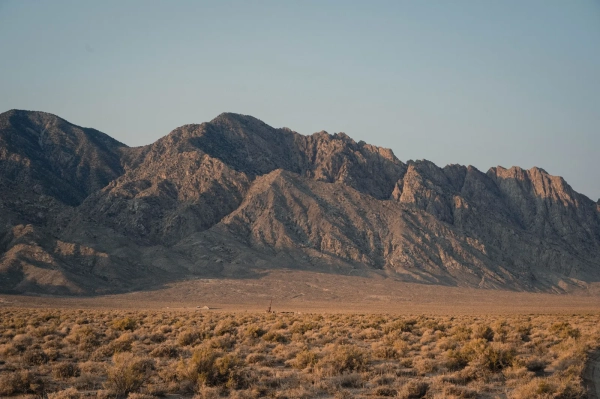 Изображение может содержать землю, гору, горный хребет, природу на открытом воздухе и вершину