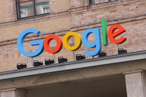 Надпись "Google" на фасаде здания из кирпича, офисное фото.