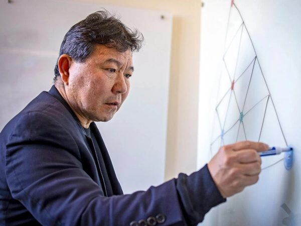 На изображении может находиться Хашим Джоджохадикусумо, взрослый человек и пожилой человек.