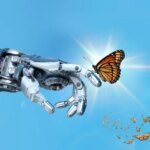 Роботизированная рука держит бабочку на фоне неба. Взаимодействие технологий и природы.