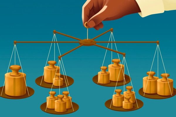 Рука держит необычные весы с гирями, символизируя баланс и равновесие.