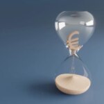 Песочные часы с символом евро, символизирующим время и деньги.