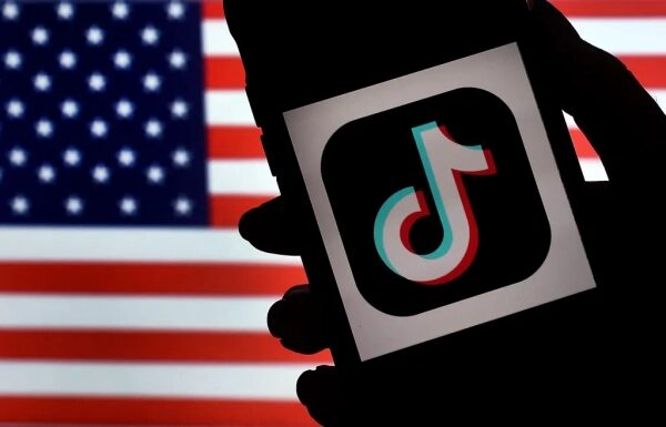 TikTok на фоне флага США — мобильное приложение и социальные сети.