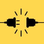 Черные электрические вилки на желтом фоне, символ подключения и связи.