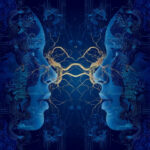 Цифровое лицо в стиле киберпанк с абстрактными узорами на синем фоне.