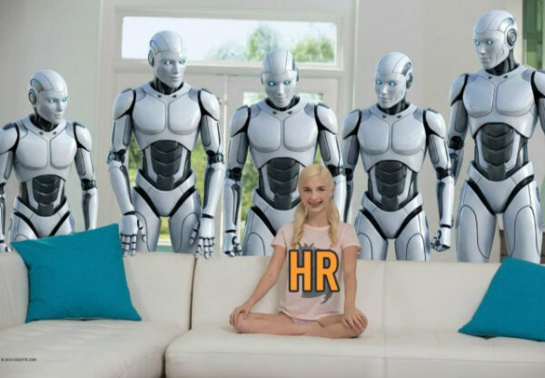 Девочка с надписью "HR" и группа роботов стоят позади неё в комнате.