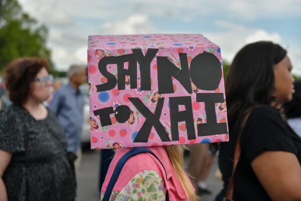 Демонстранты собрались, протестуя против плана компании xAI Илона Маска использовать газовые турбины для нового центра обработки данных.