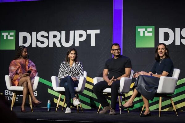 Панельная дискуссия на конференции TechCrunch Disrupt: участники на сцене.