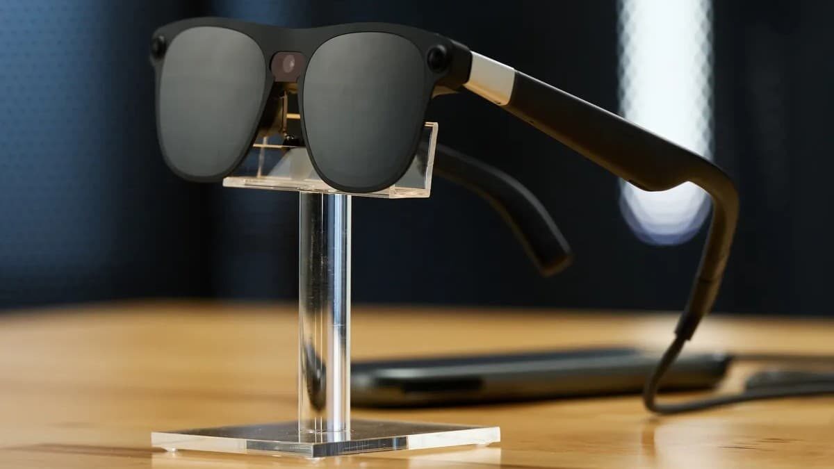 Очки виртуальной реальности на подставке на деревянном столе.