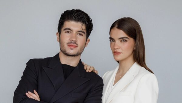 Деловые люди в классических костюмах на сером фоне.