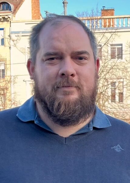 Экологические издержки и последствия для прав человека инвестиций Китая в чистую энергетику за рубежом. 7 Лсло Мнди — член городского совета Дебрецена, Венгрия.