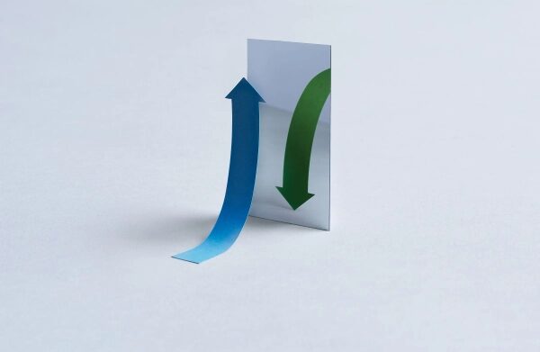 Синяя стрелка вверх и зелёная вниз отражаются в зеркале, концепция противоположности.