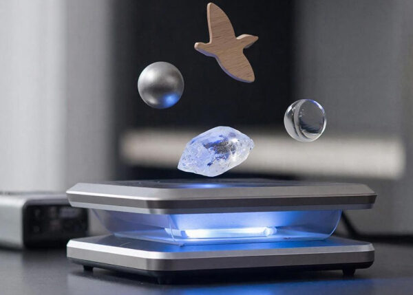 Левитирующие объекты над платформой: шар, птица, кристалл, стекло, технология.