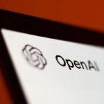 Лого OpenAI на экране устройства, крупный план, оранжевый фон.