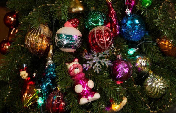 Ёлочные украшения на новогодней елке: разноцветные шары, фигурки и гирлянды.