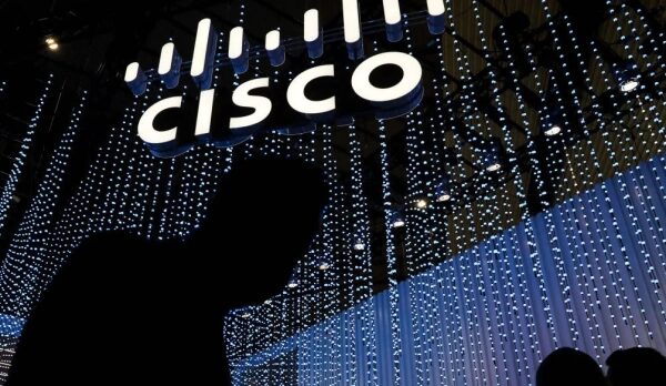 Логотип Cisco на фоне светодиодных огней, силуэт человека на переднем плане.