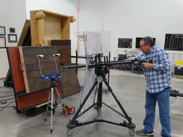 На изображении могут быть: штатив, взрослый человек, мебель, компьютерное оборудование, электроника, монитор и экран.